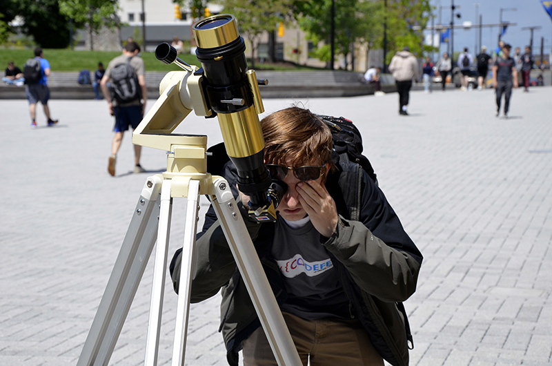 Students observe sun spots during PHYS 131.